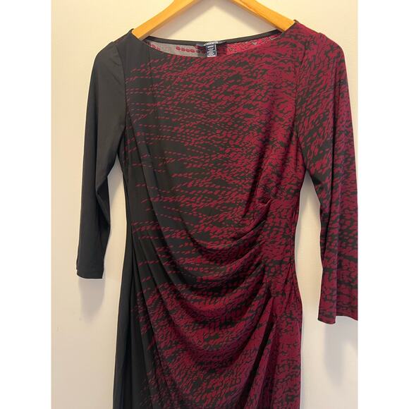 Chaps 3/4 Sleeve Midi Dress Jersey Side Ruching Red & Black Abstract Small JL - Picture 2 of 8